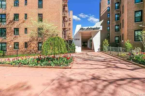 139-15 83rd AVE #305, Briarwood, NY 11435