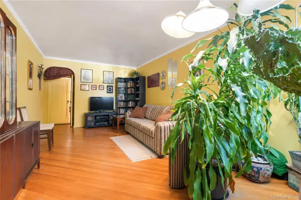 67-10 Selfridge ST, Forest Hills, NY 11375