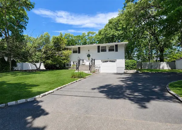 15 Cabin LN,  East Setauket,  NY 11733
