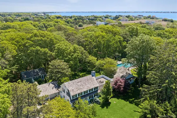 18 Jagger LN, Westhampton, NY 11977