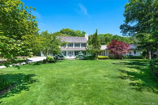 18 Jagger LN, Westhampton, NY 11977