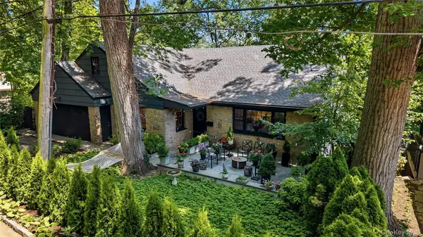 2 Sherwood PL, Scarsdale, NY 10583