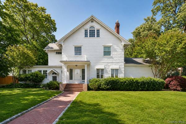 9 Nassau DR, Great Neck, NY 11021