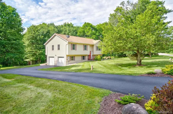 1019 Benjamin Vankeuren DR, Pine Bush, NY 12566