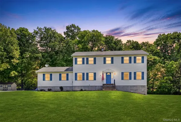 29 Purdys LN, New Windsor, NY 12553