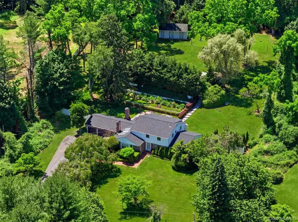 279 Hillcrest LN, Upper Brookville, NY 11771