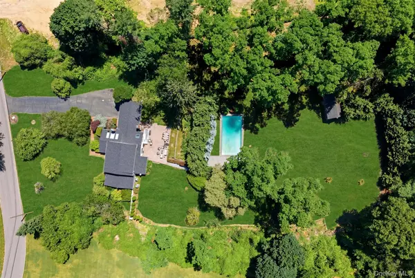 279 Hillcrest LN, Upper Brookville, NY 11771