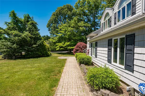 11 Annemarie DR, Saint James, NY 11780