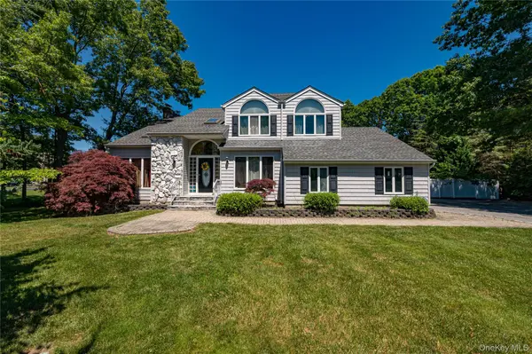 11 Annemarie DR, Saint James, NY 11780
