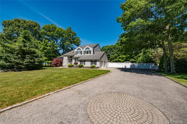 11 Annemarie DR, Saint James, NY 11780