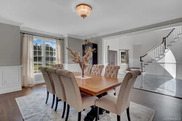 18 Cedar LN, Setauket, NY 11733