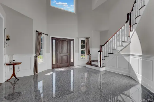 18 Cedar LN, Setauket, NY 11733