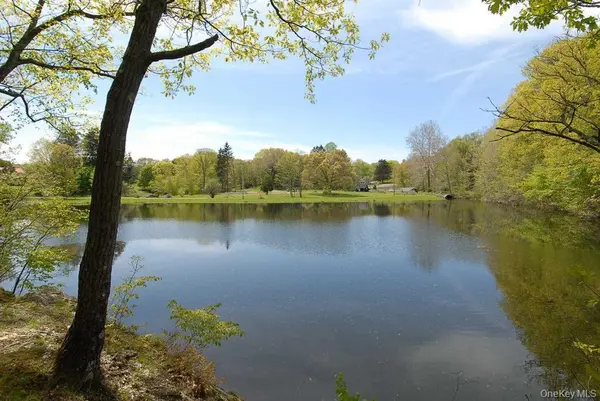 18 Plattekill RD, Marlboro, NY 12542