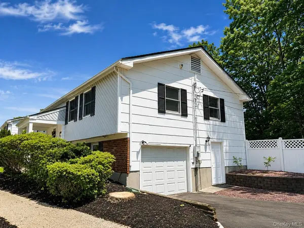 27 Wedgewood DR, Coram, NY 11727