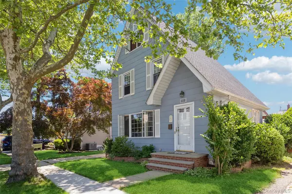 110 Yale ST, Williston Park, NY 11596