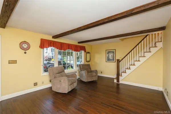 110 Yale ST, Williston Park, NY 11596