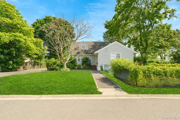 733 14th ST, West Babylon, NY 11704