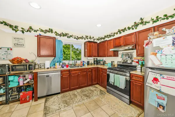 733 14th ST, West Babylon, NY 11704