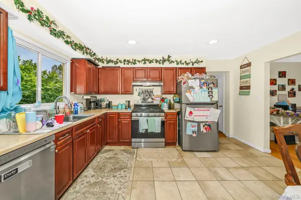 733 14th ST, West Babylon, NY 11704