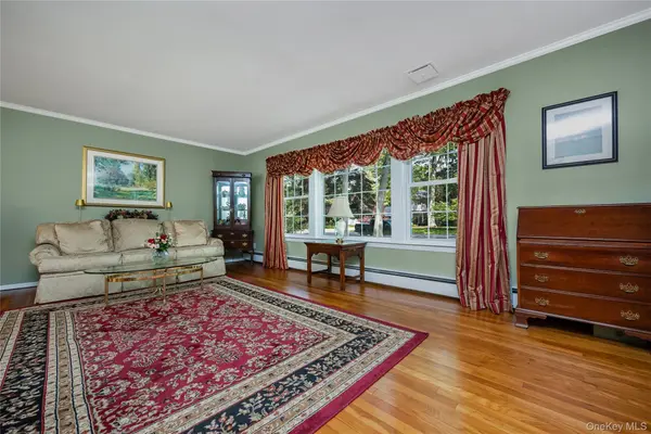 28 Cygnet DR, Smithtown, NY 11787