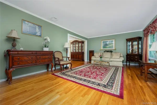 28 Cygnet DR, Smithtown, NY 11787