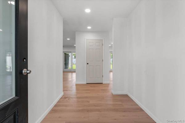 119 Sprucewood DR, Levittown, NY 11756