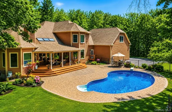 6 Foxwood RD, New Paltz, NY 12561