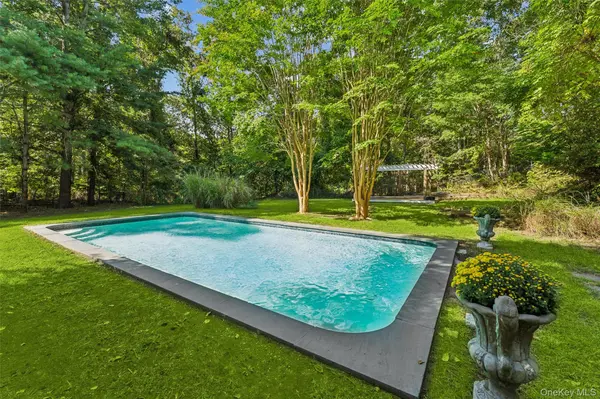 29 Squiretown RD #D, Hampton Bays, NY 11946
