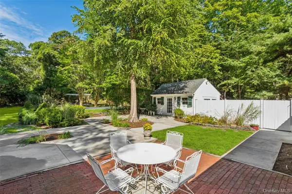 29 Squiretown RD #D, Hampton Bays, NY 11946