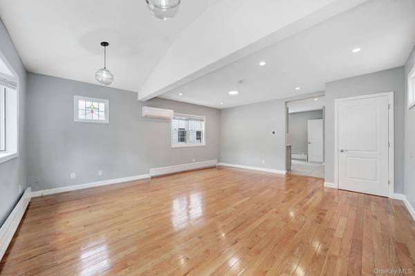 40 S 16 ST, New Hyde Park, NY 11040