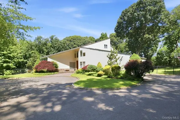 29 Amber LN, Oyster Bay Cove, NY 11771