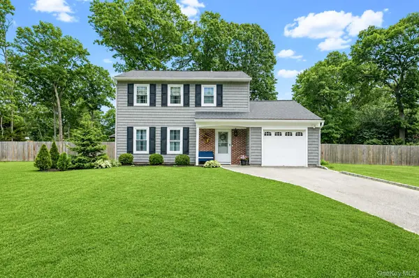 4 Green TER, Ridge, NY 11961