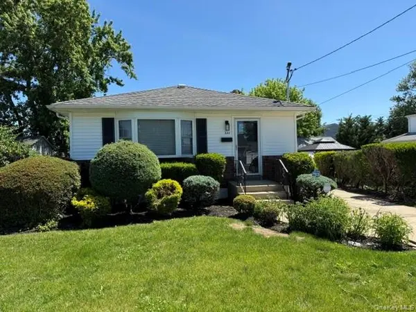 322 N Virginia AVE,  Massapequa,  NY 11758