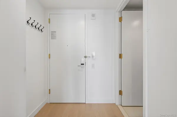 3 Court SQ #5005, Long Island City, NY 11101