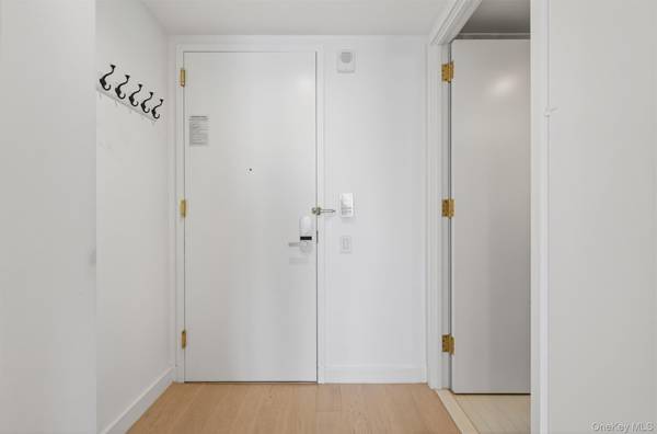 3 Court SQ #5005, Long Island City, NY 11101