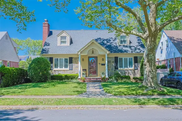 42 Beechwood LN, North New Hyde Park, NY 11040