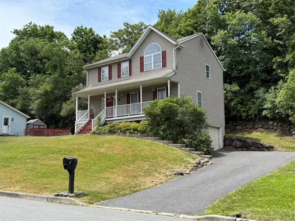 8 Walnut LN, Middletown, NY 10940