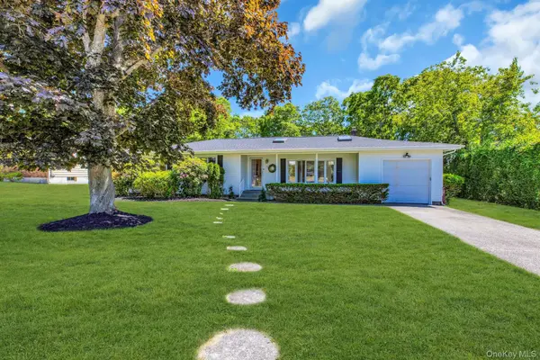 6 Oldfield LN, East Quogue, NY 11942