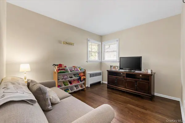 42 Larry DR, Commack, NY 11725
