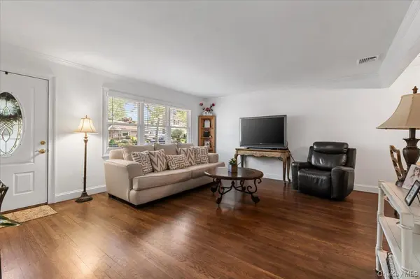 42 Larry DR, Commack, NY 11725