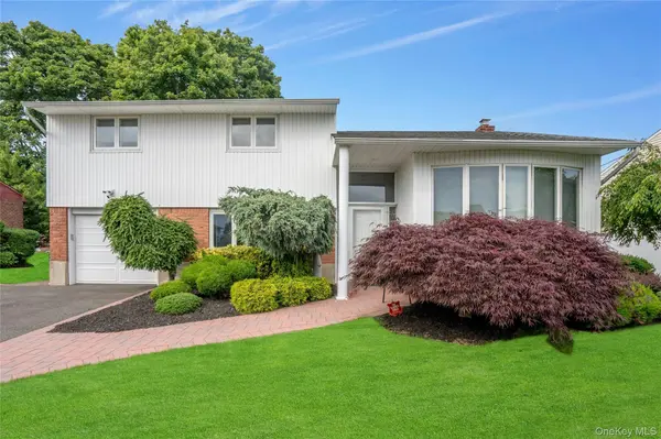 27 Coronet LN, Plainview, NY 11803