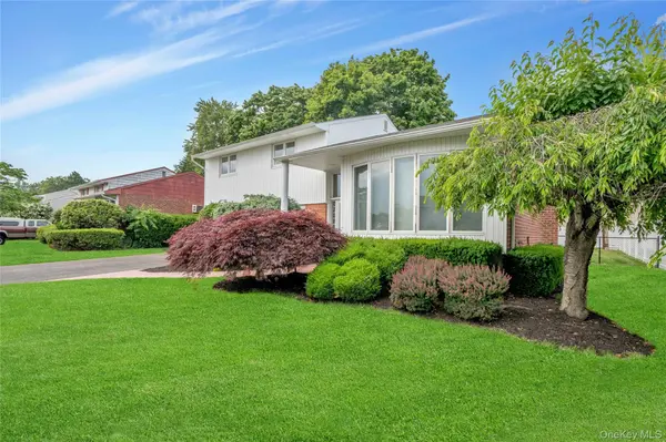 27 Coronet LN, Plainview, NY 11803