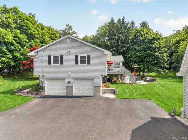 18 Helms Hill RD, Washingtonville, NY 10992