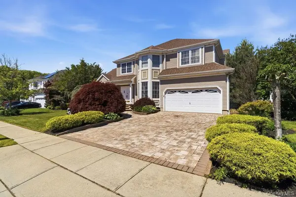 15 Boxwood LN, Farmingdale, NY 11735