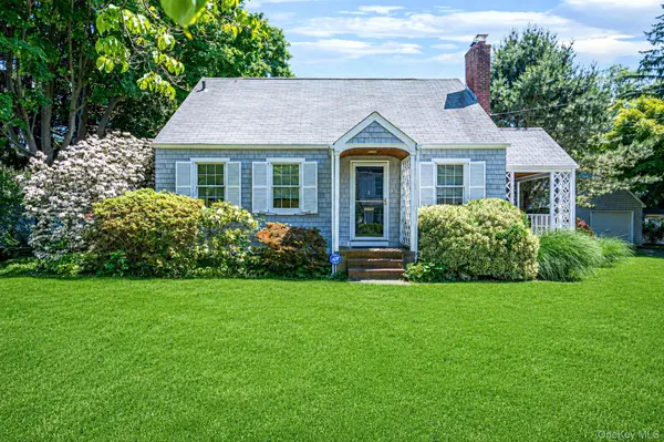 22 Lawrence ST, Greenlawn, NY 11740