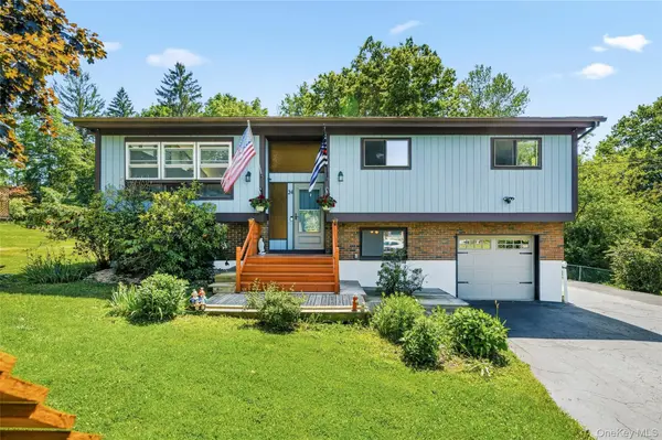 24 Dennis DR, New Hampton, NY 10958