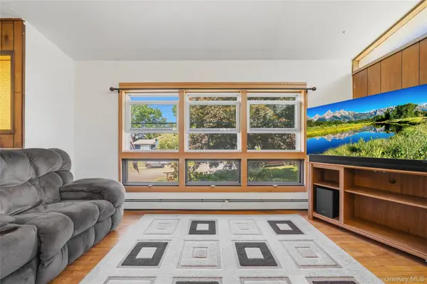 24 Dennis DR, New Hampton, NY 10958