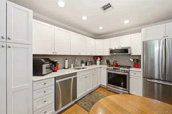 126 Erin LN, East Setauket, NY 11733