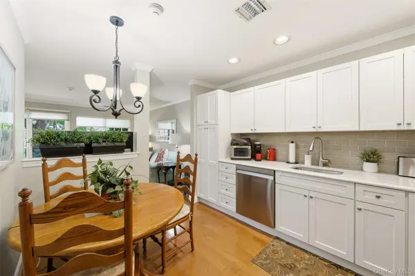 126 Erin LN, East Setauket, NY 11733