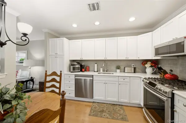 126 Erin LN, East Setauket, NY 11733